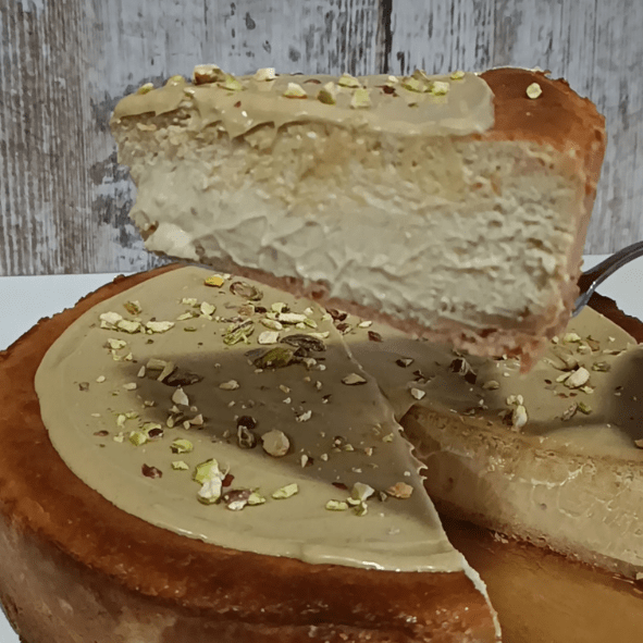 Tarta de queso cremosa sabor pistacho y chocolate blanco. -loreartcake.com