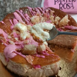 Tarta de queso cremosa sabor Pantera Rosa. -loreartcake.com