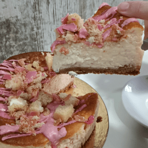 Tarta de queso cremosa sabor Pantera Rosa. -loreartcake.com
