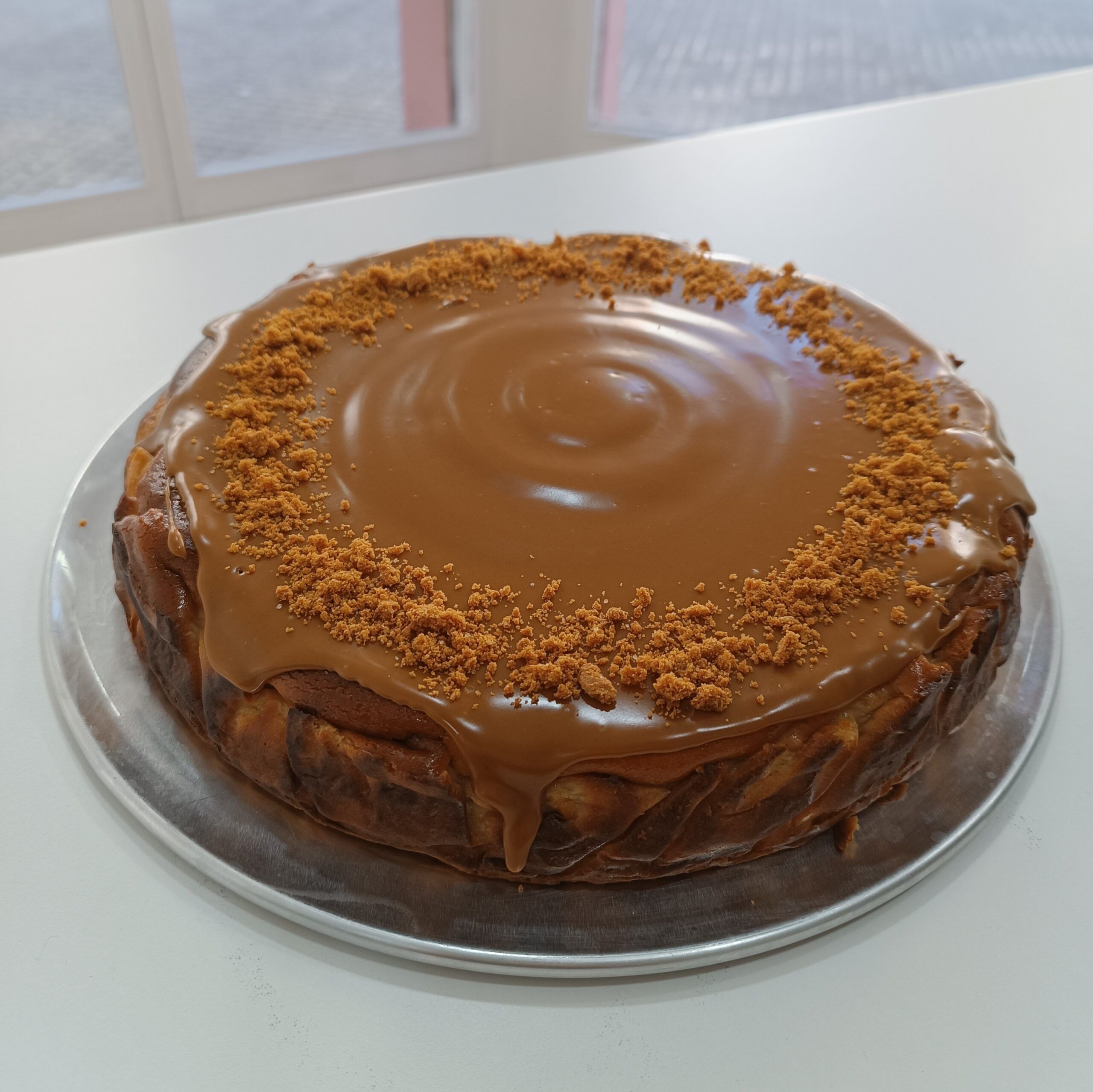 Tarta de queso cremosa sabor Pantera Rosa. -loreartcake.com